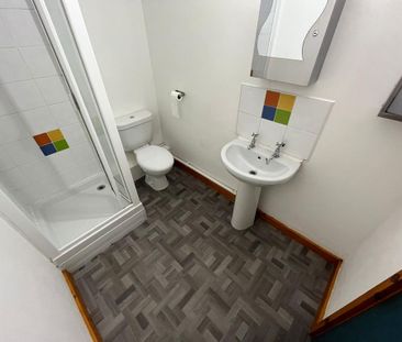 1 bedroom in a house share to rent - Photo 6