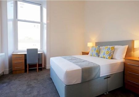 4 bedroom flat to rent - Photo 2