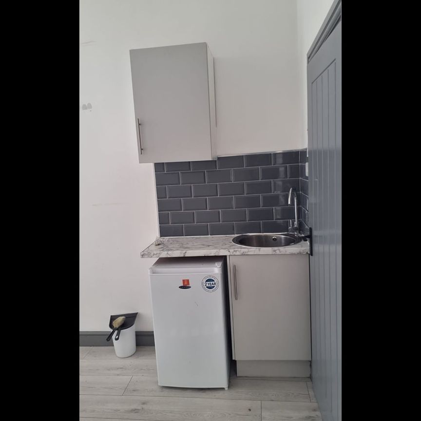 Studio Flat, Manor Road, N16 - Photo 1