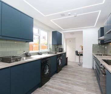 Stunning Rooms with Private En-Suites – Just 10 Minutes walk from W... - Photo 1