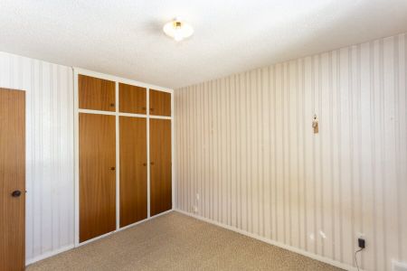 Spacious Unit - Photo 2