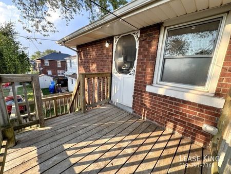 1225 Gladstone Upper - Photo 5