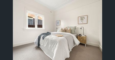 Updated and light filled Californian bungalow - Photo 5