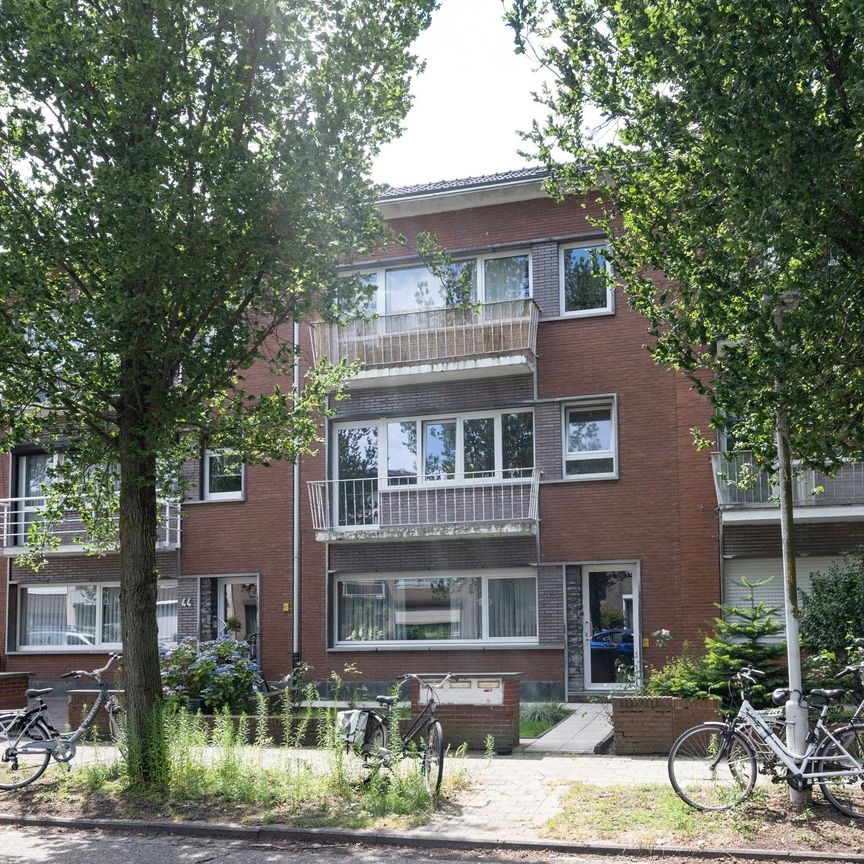 Deels gerenoveerd appartement op de 1ste verdieping met ruim terras ( zonder lift) - Photo 1