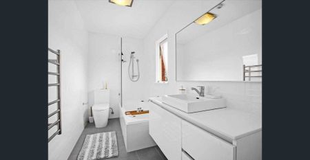 Renovated two bedroom apartment with harbour views - Photo 4