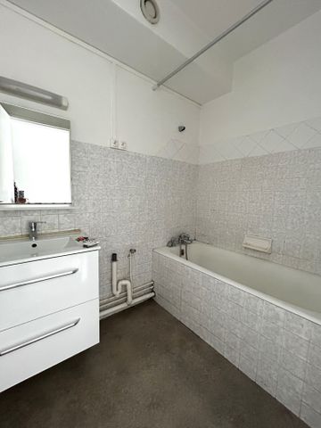 - PAU - PLACE PEYROULET - T1 bis de 40 m2 environ AVEC PARKING ET CAVE - - Photo 5