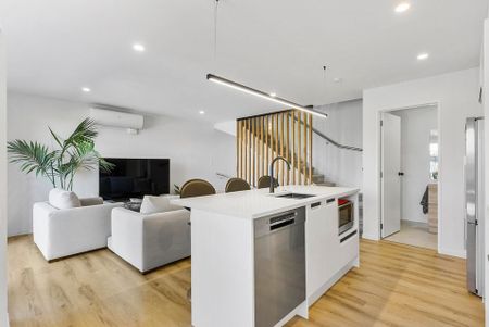 Riverside Retreat: 3BR Townhouse with views - Photo 2