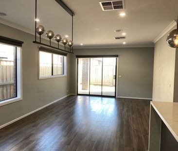 Stunning Family Home in Manzeene Estate - Photo 1