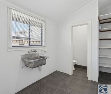 AIR CON, FLOORBOARDS, SPACE FOR A BOAT - Photo 1