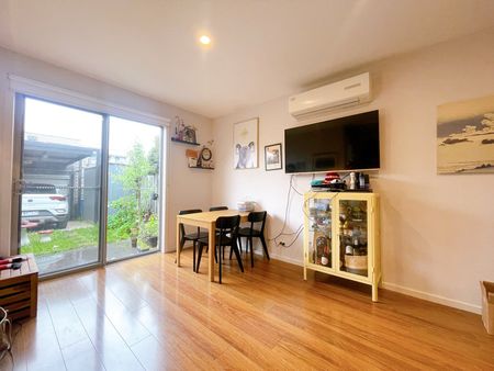 Charming Three-Bedroom Townhouse for Rent in Bundoora - Photo 3