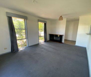 16 Village Drive, Hampton Park VIC - Photo 6