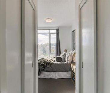 Elegant Se Corner Condo With 2 Parking Stalls In The Prestigious Sm... - Photo 3