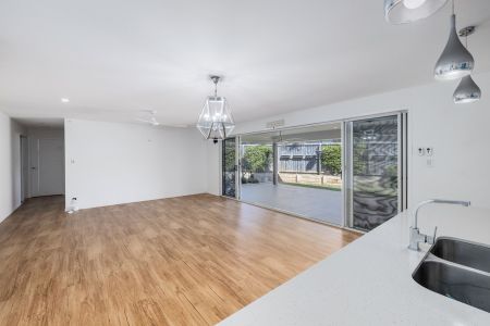 Modern & Stylish - Water Included! - Photo 2