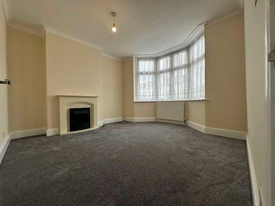 Harwood Avenue, Hornchurch, RM11 - Photo 1