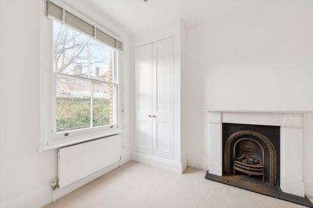 Elegant three bedroom maisonette arranged over two floors for let in the heart of Chelsea SW3. - Photo 4