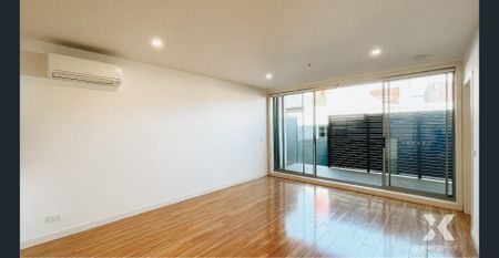 Spacious Apartment with Courtyard - Minutes Away from Everything! - Photo 2