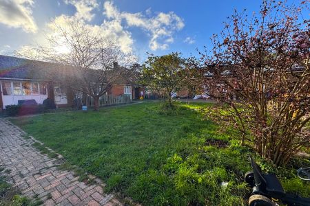 Deers Farm Close, Woking, Surrey, GU23 - Photo 2