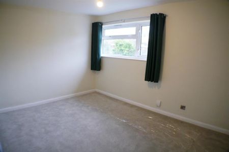 4 bedroom end of terrace house to rent - Photo 2