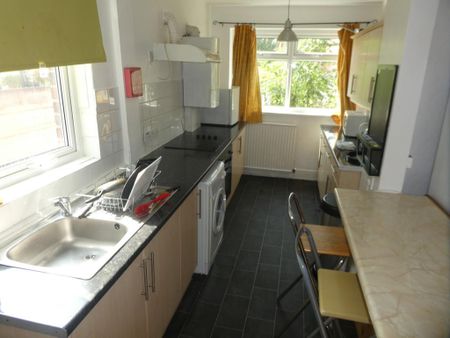 4 bedroom semi-detached house to rent - Photo 5