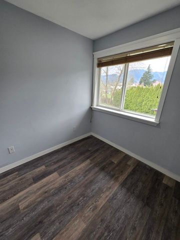 Spacious Home in Quiet Neighborhood - Photo 3
