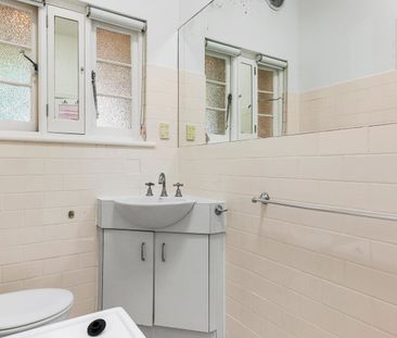 Beautifully Updated Oversized One-Bedroom with Courtyard - Photo 5