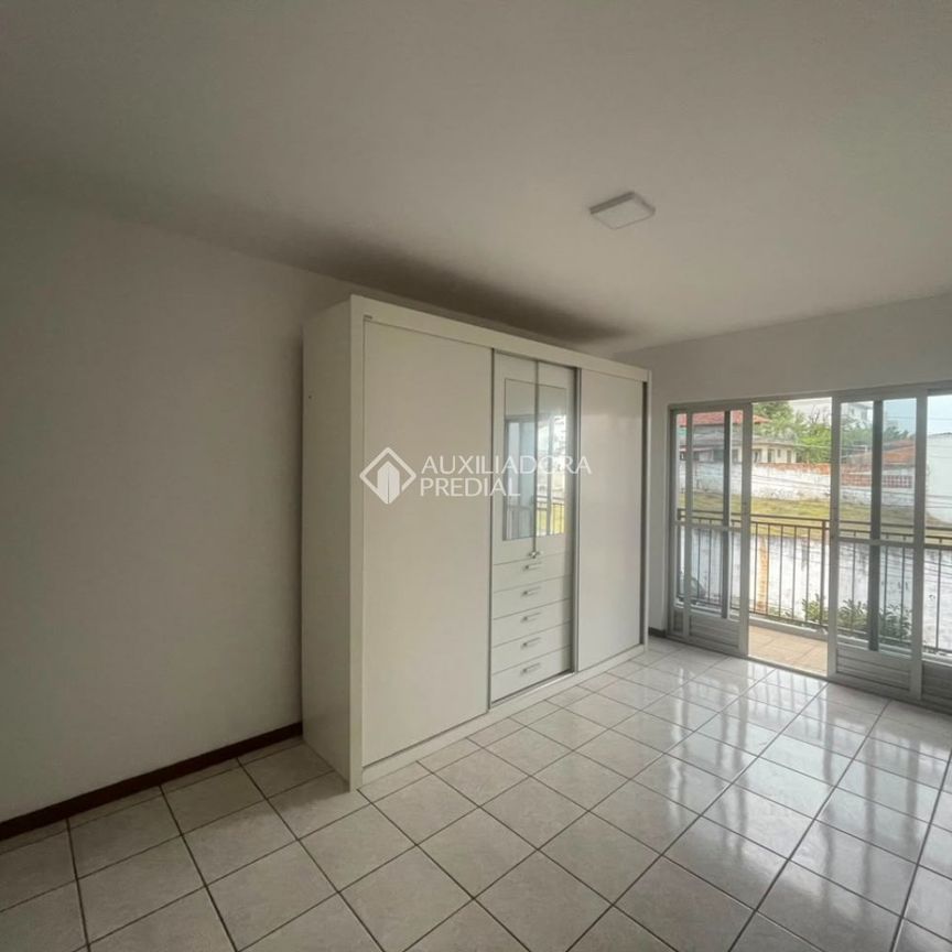 Apartamento com 1 quarto e 30m² para alugar em Barreiros, São José. - Photo 1