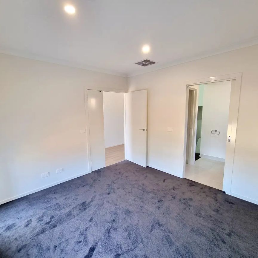 “Spacious Near New Family Home in Popular Mt Atkinson!” - Photo 1