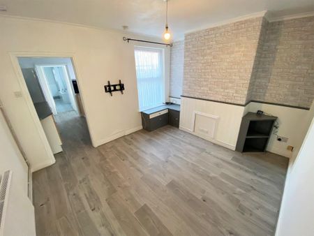 3 bedroom semi-detached house to rent - Photo 2