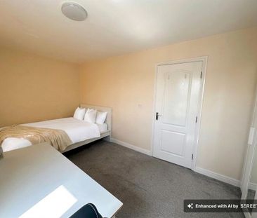 4 bedroom semi-detached house to rent - Photo 4