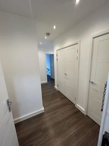 3 Bed Flat, Olympic Park Avenue, E20 - Photo 2