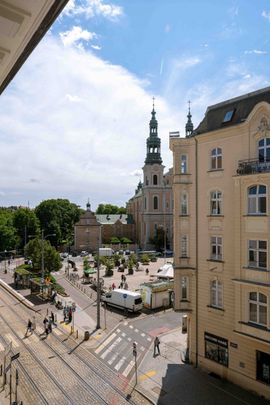 Kawalerka w odrestaurowanej kamienicy w centrum - Photo 1