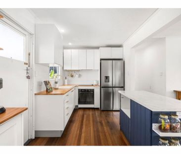 Charmingly Renovated High-Set - Photo 6