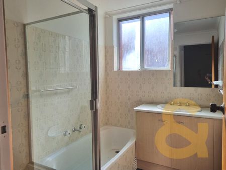 Bright & Oversized 3 Bedroom Apartment in Sought-After Location - Photo 3