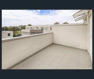 Modern Townhome - Photo 4