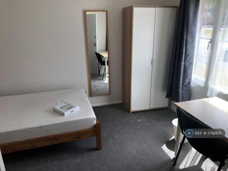 4 bedroom end of terrace house to rent - Photo 2