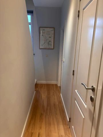 WONING MET 3 SLPK, TERRAS, TUINTJE EN 2 AUTOSTAANPLAATSEN - Photo 2