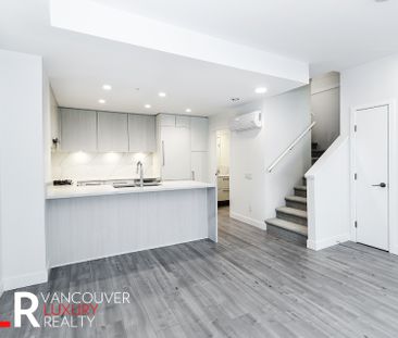 Townhouse in North Vancouver, BC - Photo 5