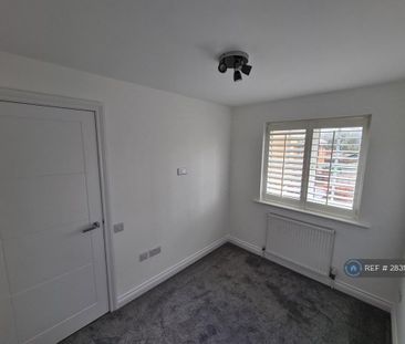 2 bedroom end of terrace house to rent - Photo 2