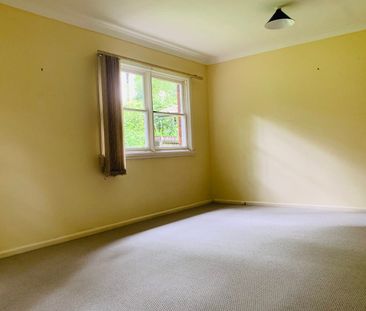 Spacious 4 Bedroom House with Expansive Garden - Photo 3