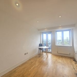 Burlington House, Waltham Cross, EN8 - Photo 2