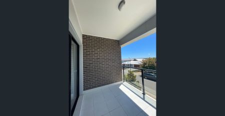 Beautifully designed 3-Bedroom Townhouse + Solar panels - Photo 2