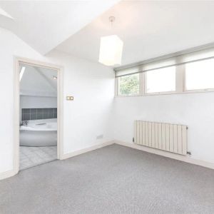 1 bedroom flat in Belsize Park - Photo 2