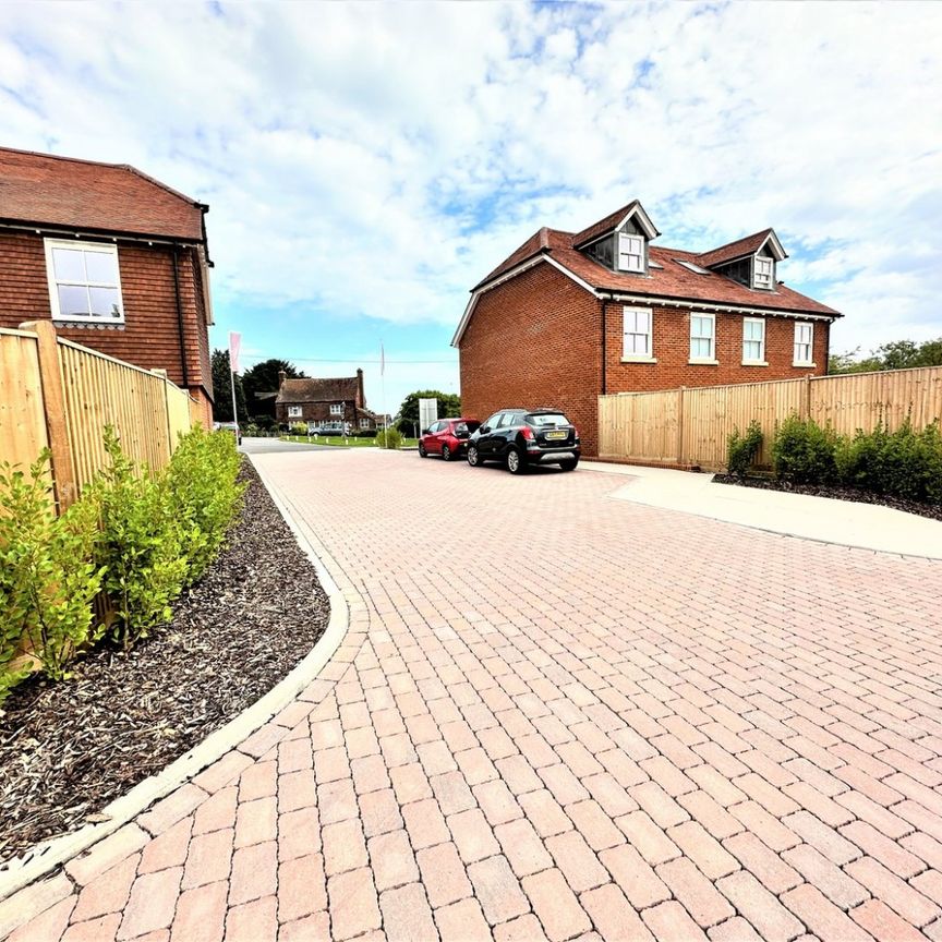 A 4 Bedroom Detached House Instruction to Let in Hailsham - Photo 1