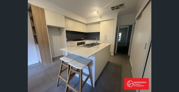 STUNNING 3 BEDROOM TOWNHOUSE - AMAZING LOCATION - Photo 1