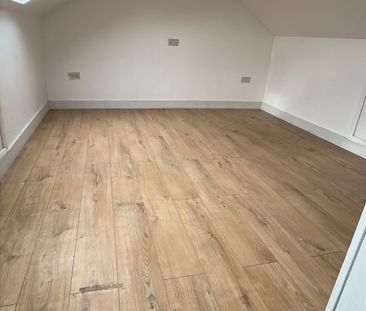 Loft room for single female close to ilford lane- - Photo 1