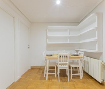 Comfortable room with a fan in Valencia - Photo 1