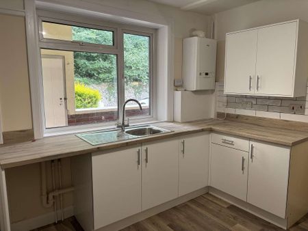 3 Bedroom Flat in Norwich with new kitchen and off road parking - Photo 2