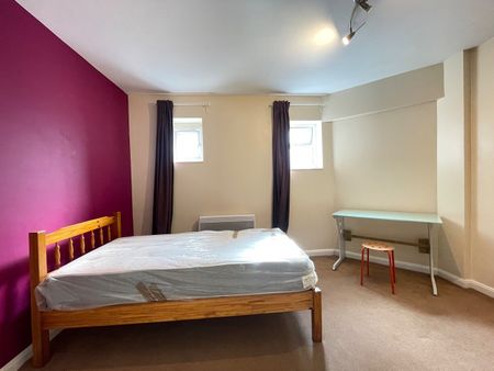 Room in a Shared Flat, Wood Street, E17 - Photo 2