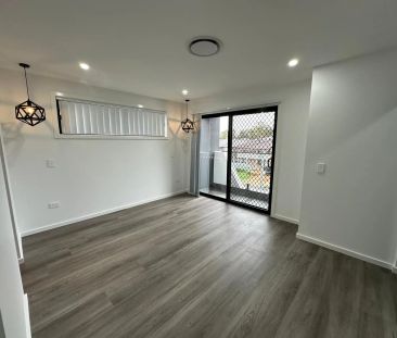 Spacious Family Home, 5 Bedrooms, Multiple Living Areas, High-End C... - Photo 2
