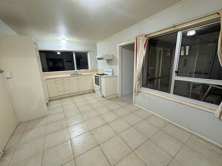 Good sized home close to mall and schools - Photo 2